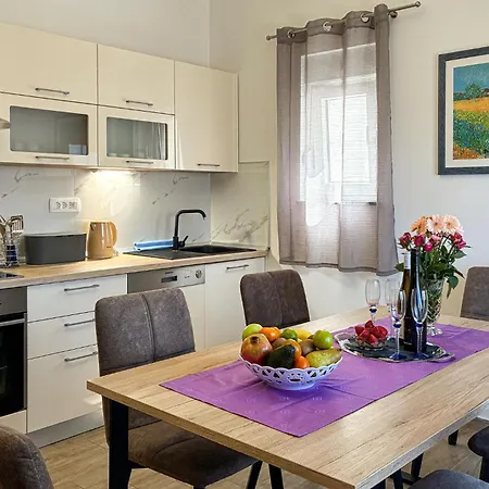 Beautiful Apartment In Vir With Wifi 아파트 비르