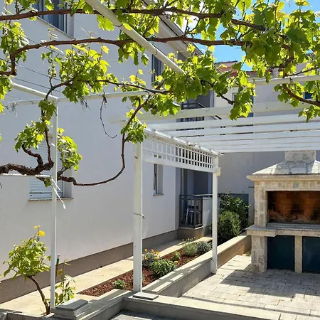 Beautiful Apartment In Vir With Wifi