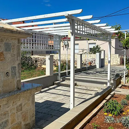 Beautiful Apartment In Vir With Wifi 아파트 *