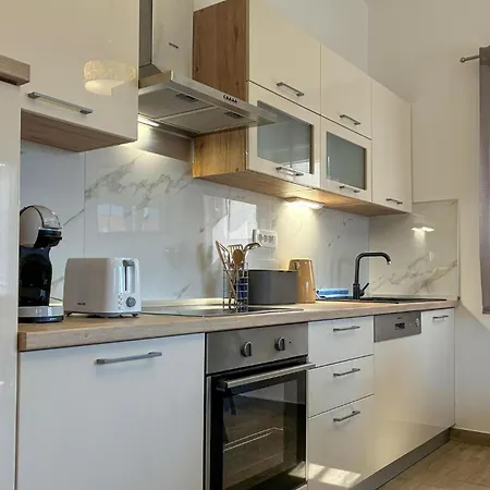 Beautiful Apartment In Vir With Wifi 아파트 *