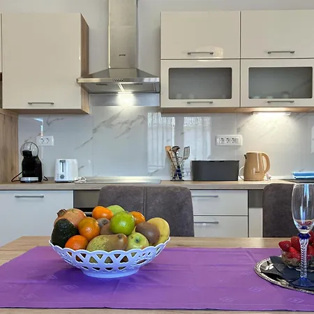 Beautiful Apartment In Vir With Wifi 아파트 비르