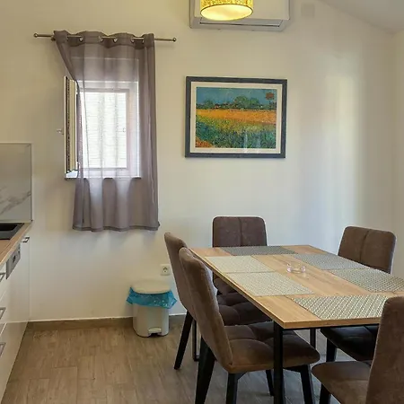 Apartman Cozy In With Wifi Vir