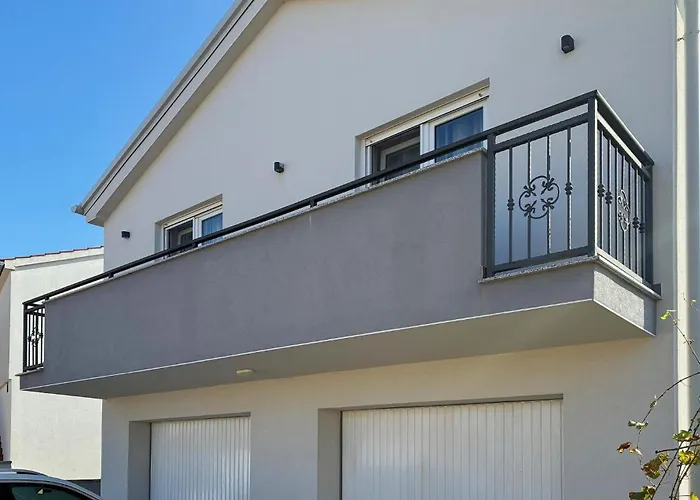 Apartman Cozy In With Wifi Vir